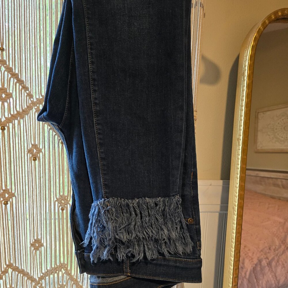 Jeans with Fray bottoms